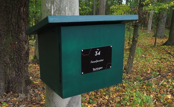 Neuer Stempelkasten am Erlebnispfad Silberborn-Feenfenster (Foto: Welterberegion Wartburg Hainich) Neuer Stempelkasten am Erlebnispfad Silberborn-Feenfenster (Foto: Welterberegion Wartburg Hainich)