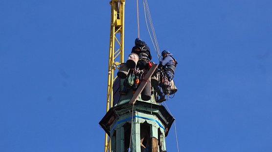 Eine Kasseler Spezialfirma sicherte im letzten Oktober die Turmspitze der Bad Langensalzaer Marktkirche (Foto: oas)