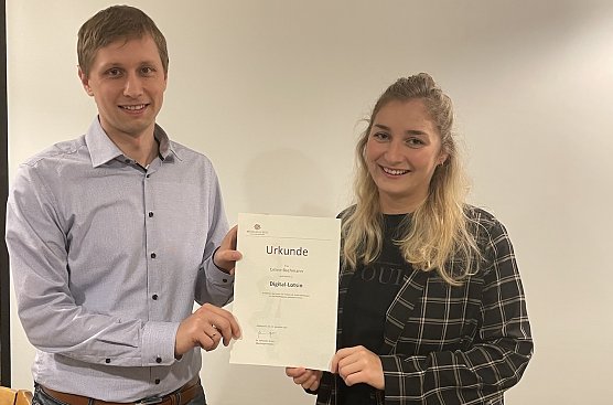 Celine Bachmann erh&auml;lt ihre Ernennungsurkunde (Foto: Stadtverwaltung M&uuml;hlhausen)