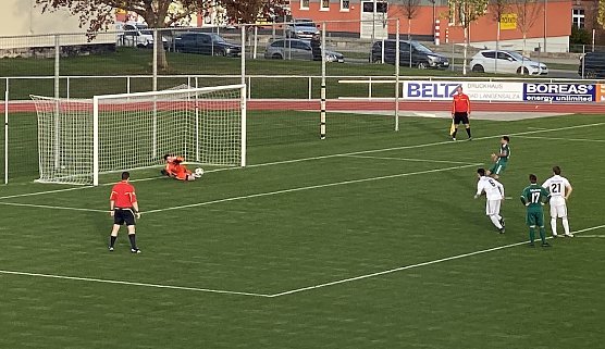 Damian Zamiar avancierte zum Held des Tages als er zwei Elfmeter hintereinander abwehrte. Hier im Bild fischt er den ersten raus. (Foto: oas)