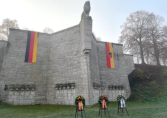 Kranzniederlegung in M&uuml;hlhausen (Foto: &copy; Stadt M&uuml;hlhausen)