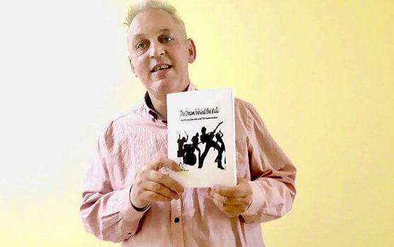 Andre&acute;Bauer  mit seinem Buch "Dreams behind the Wall" beschreibt seine Erlebnisse als DDR-Amateurmusiker (Foto: Privat)