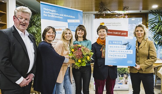 Die Th&uuml;ringer Mehrkindfamilienkarte wurde von Frau Ministerin Susanna Karawanskij (rechts im Bild) mit dem Th&uuml;ringer Demografiepreis 2022 Heimat:Th&uuml;ringen! ausgezeichnet. (Foto: TMIL-D.Santana)