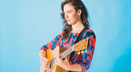 Folkgitarristin und Sängerin Jenn Butterworth gastiert mit dem Trio Symbiosis (Foto: Agentur) Folkgitarristin und Sängerin Jenn Butterworth gastiert mit dem Trio Symbiosis (Foto: Agentur)