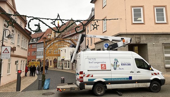 Die helfenden Gewerke legen letzte Hand an, um einen stimmungsvollen Markt zu garantieren (Foto: oas)