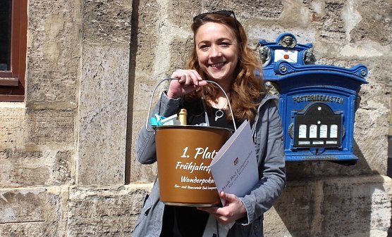 City-Managerin Sandra Czerniak im Fr&uuml;hjahr bei der Putzaktion um die Troph&auml;e "Goldene Kehrschaufel" (Foto: uhz-Archiv)