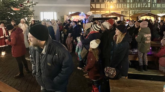 Gewusel auf dem Bad Langensalzaer Weihnachtsmarkt (Foto: Eva Maria Wiegand)