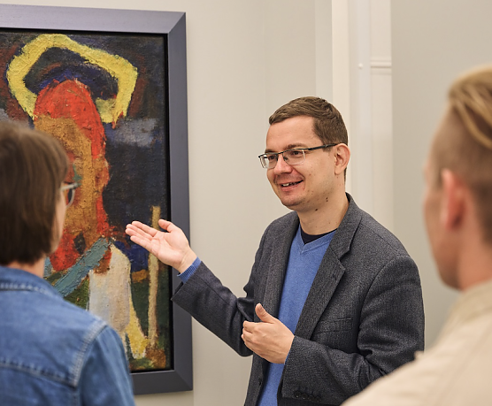 Besucher vor dem Gemälde Judaskuss von Ali Kurt Baumgarten (Foto: Tino Sieland/Mühlhäuser Museen) Besucher vor dem Gemälde Judaskuss von Ali Kurt Baumgarten (Foto: Tino Sieland/Mühlhäuser Museen)