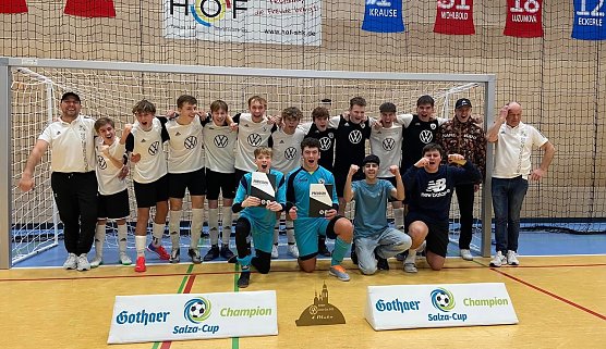 Die B-Juniorrn des FSV Preußen feierten ausgelassen ihren Tiurniersieg (Foto: M.Fromm) Die B-Juniorrn des FSV Preußen feierten ausgelassen ihren Tiurniersieg (Foto: M.Fromm)