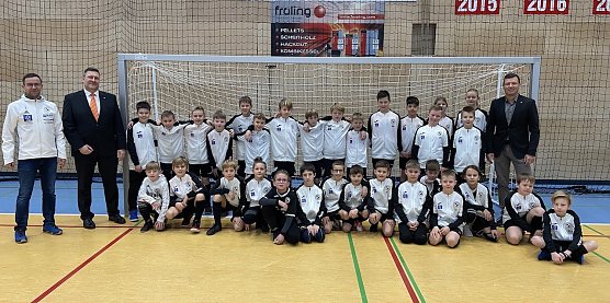 &Uuml;bergabe der Anz&uuml;ge mit den VR-Vorst&auml;nden in der Salza-Halle (Foto: FSV Preu&szlig;en)