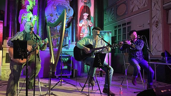 IN EXTREMO trifft Gundermann: Dr. Pymonte, Hartmut Arndt und Flex, der Biegsame (Foto: oas)