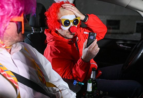 Alkohol im Blut: H&auml;nde weg vom Steuer. Wer nach einem feuchtfr&ouml;hlichen Abend in Bus, Bahn oder ins Taxi steigt, kann nichts falsch machen. (Foto: HUK-COBURG)