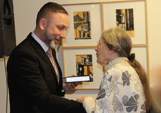 B&uuml;rgermeister der Stadt Bad Langensalza, Matthias Reinz, ehrt Elisabeth Weidemann mit der Ehrenplakette der Stadt (Foto: Eva Maria Wiegand)