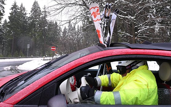 Wer im Alpenraum unterwegs ist, sollte im Winter Schneeketten mitnehmen. (Foto: HUK-COBURG)