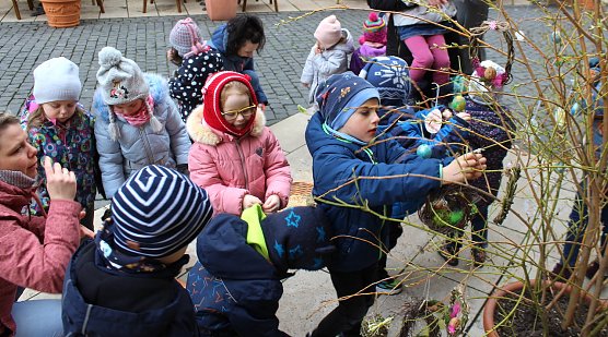 Fleißige Helfer gestalten die Sträucher vorm Rathaus (Foto: oas) Fleißige Helfer gestalten die Sträucher vorm Rathaus (Foto: oas)