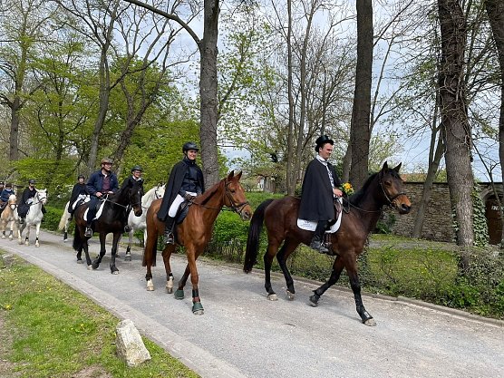 Die Reiterschaft erreicht das Pflegeheim Schloss Sophie von K&uuml;hn in Gr&uuml;ningen nach dem 20. Novalisritt (Foto: Karina Krausholz)