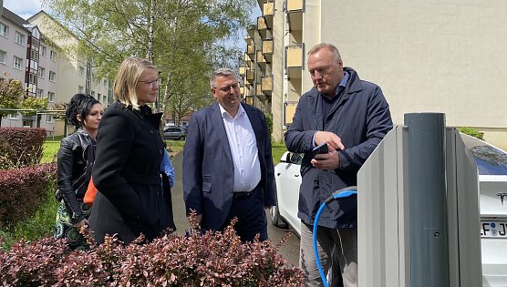 Thorsten Jahn (r.) erl&auml;utert die neuen Ladestationen in der B&ouml;hmenstra&szlig;e (Foto: oas)