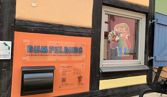 Am Fenster begrüßt Puck, der Rosentroll, die Besucher (Foto: Eva Maria Wiegand) Am Fenster begrüßt Puck, der Rosentroll, die Besucher (Foto: Eva Maria Wiegand)