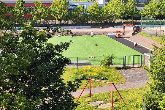 Verlegung des Kunstrasens vor der Halle (Foto: Bj&ouml;rn Daut)