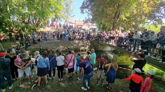 Hunderte Bad Langensalzaer kamen wieder zu ihrem Entenrennen (Foto: G.Haase)