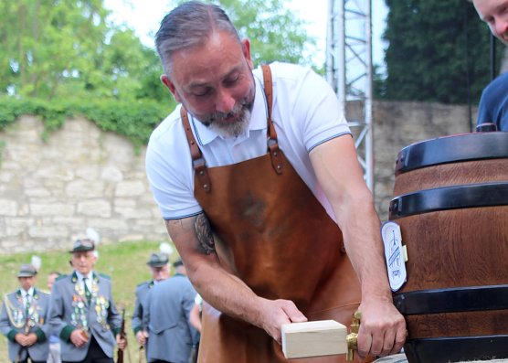 Fassanstich ist beim Brunnenfest Chefsache: Matthias Reinz bei der Arbeit (Foto: Eva Maria Wiegand)