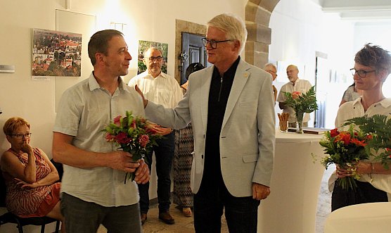 Lars Weingard und Volker P&ouml;hler bei der Vernissage am Samstag im Rathaus (Foto: Eva Maria Wiegand)