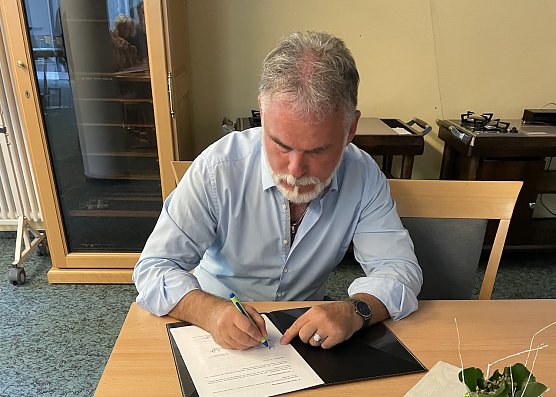 Landrat Harald Zanker unterschreibt die Vereinbarungen mit den Schulen (Foto: Landratsamt)