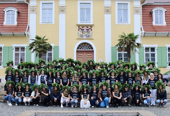Abi 2023 - Sch&uuml;lerinnen und Sch&uuml;ler des Salza Gymnasiums Bon Bad Langensalza vor dem Friederikenschl&ouml;sschen (Foto: Eva Maria Wiegand)