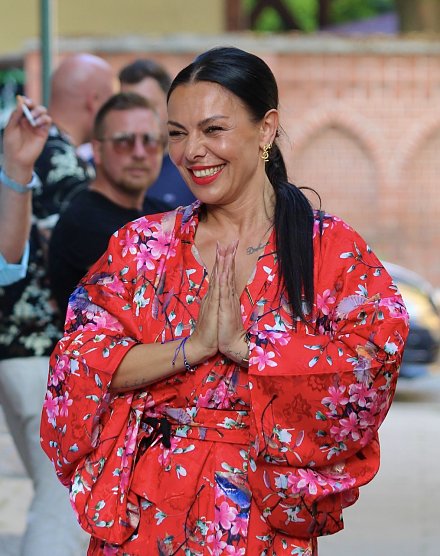 Shemsije Gashi, Inhaberin vom Manolo in Bad Langensalza, freut sich &uuml;ber ihre G&auml;ste beim Sommernachtsball (Foto: Eva Maria Wiegand)