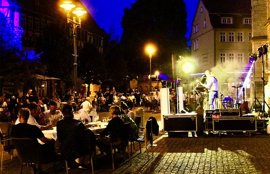 Mediterrane Stimmung vor der Marktkirche beim Sommernachtsball  (Foto: Eva Maria Wiegand)