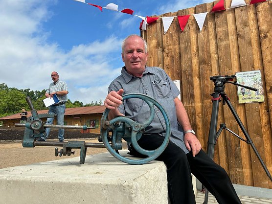 Auch Sammler Hans-Jürgen Arndt hatte ein Geschenk für das neue Museum dabei (Foto: Martin Nebel) Auch Sammler Hans-Jürgen Arndt hatte ein Geschenk für das neue Museum dabei (Foto: Martin Nebel)
