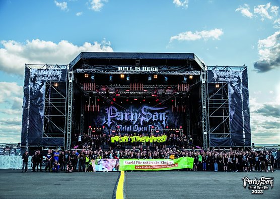 Metaller mit einem Herz f&uuml;r Kinder: auf dem Metal Open-Air bei Schlotheim wurden auch Spenden f&uuml;r das Kinderhospiz Mitteldeutschland gesammelt (Foto: Party.San)
