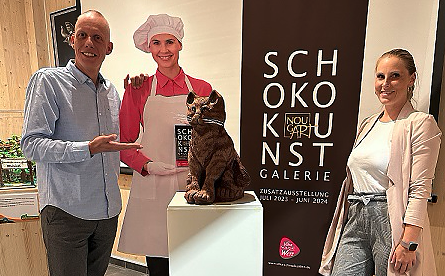Betriebsleiter Michael Zilling und Bianca Schwarz von Viba mit der Schoko-Skulptur (Foto: KTL) Betriebsleiter Michael Zilling und Bianca Schwarz von Viba mit der Schoko-Skulptur (Foto: KTL)