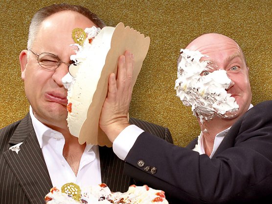 Schwarze Grütze mit weißer Torte im Gesicht (Foto: Agentur) Schwarze Grütze mit weißer Torte im Gesicht (Foto: Agentur)
