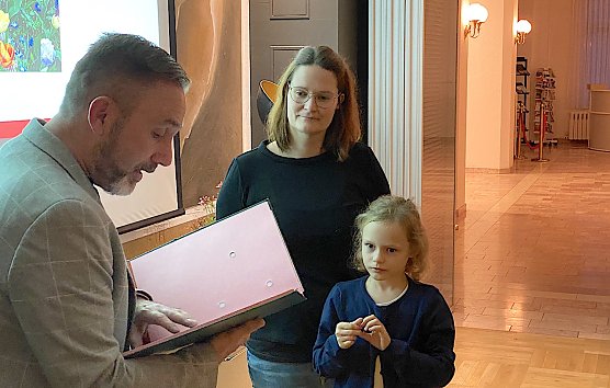 Die achtj&auml;hrige Maya Schreiber lauscht mit ihrer Mama den huldigenden Worten ihres B&uuml;rgermeisters f&uuml;r ihre flei&szlig;ige Arbeit &uuml;bers Jahr (Foto: oas)