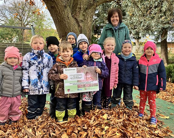 v.l.: Kinder der AWO Kita Henriette Suchsland mit Erzieherin Frau Timmel (Foto: D. Hellbach, Landratsamt Unstrut-Hainich-Kreis)