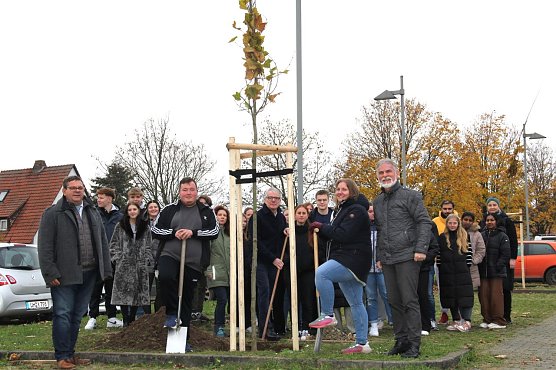 Klinikum pflanzt B&auml;ume f&uuml;r das 25-j&auml;hrige Bestehen des Berufsschulcampus (Foto: Landratsamt UHK)