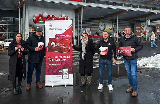 Astrid Lehmann, Leiterin Touristinformation (Akzeptanz- und Verkaufsstelle der BLC), Christian K&ouml;nig, stellv. Vorsitzender Gewerbeverein Bad Langensalza e.V., Sandra Czerniak, Citymanagerin Bad Langensalza, Dustin Hofmann, Inhaber REWE Dustin Hofmann und B&uuml;rgermeister Matthias Reinz (Foto: B&uuml;ro Citymanagement Bad Langensalza )