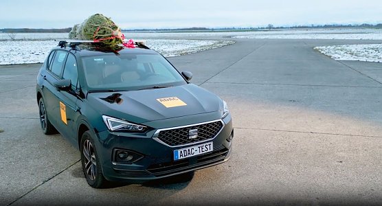 Weihnachtsbaumtransport auf dem Dachträger (Foto: ADAC) Weihnachtsbaumtransport auf dem Dachträger (Foto: ADAC)