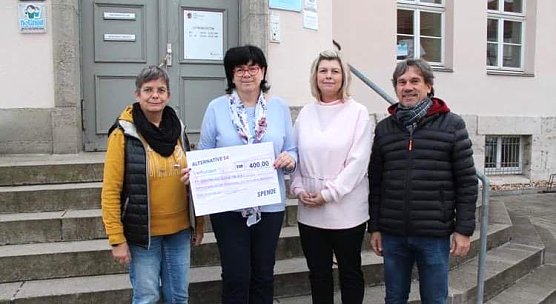 Scheck&uuml;bergabe an den Vorstand des F&ouml;rdervereins Geschwister Scholl Haus M&uuml;hlhausen (auf dem Foto Susann Keyser, Kathrin K&ouml;the, Cordula Eger, Stefan Singer) (Foto: C.Eger)