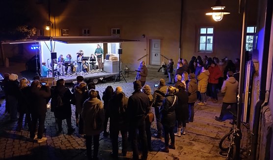 "Adventstürchen" auf dem Schlosshof (Foto: M.Fromm) "Adventstürchen" auf dem Schlosshof (Foto: M.Fromm)