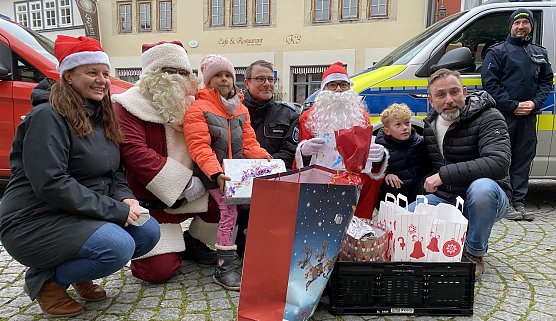 Emmy Lou mit ihrem Geschenk im Kreise des Verteilkommandos (Foto: oas) Emmy Lou mit ihrem Geschenk im Kreise des Verteilkommandos (Foto: oas)