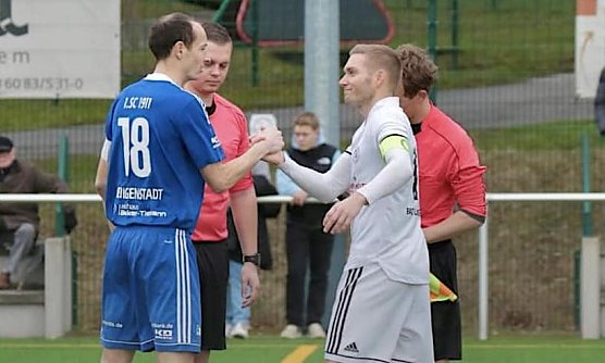 Die beiden 18er Kapit&auml;ne M&ouml;hlhenrich und Fi&szlig; wie in so vielen Duellen gegeneinander bei der Seitenwahl. (Foto: FSV Preu&szlig;en)