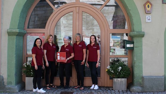 Das Team der Tourist-Information freut sich &uuml;ber die Auszeichnung (Foto: KTL)