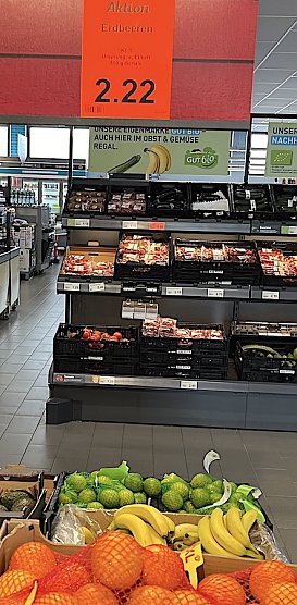 Erste Erdbeeren im Angebot (Foto: emw)