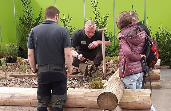 Th&uuml;ringenForst-Experten zeigen auf der Forst3 am Pflanzbecken, wie vitale Forstpflanzen aussehen, welche Pflanzverfahren es gibt und wie man Kulturen sch&uuml;tzt und pflegt (Foto: Dr. Horst Spro&szlig;mann)