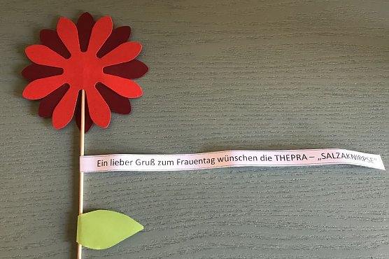 Geschenk der Thebra-"Salzaknirpse" zum Frauentag (Foto: Eva Maria Wiegand) Geschenk der Thebra-"Salzaknirpse" zum Frauentag (Foto: Eva Maria Wiegand)