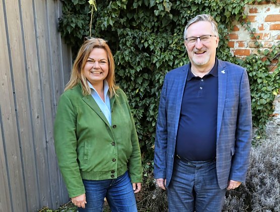 Regina Englert und Superintendent Christian Beuchel (Foto: Kirchenkreis M&uuml;hlhausen)