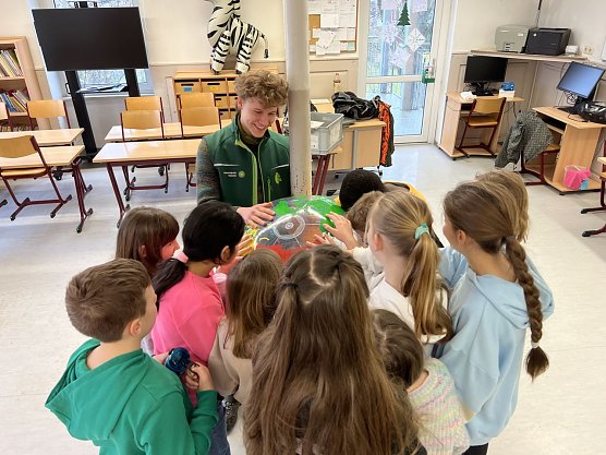 Das Umweltbildungsprogramm "Gute Taten f&uuml;r dein Welterbe" tourt an den Schulen der Region (Foto: Nationalpark Hainich)