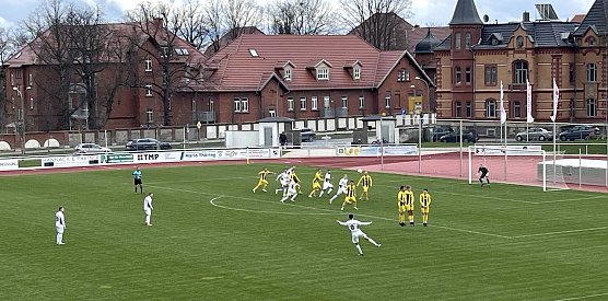 Auch dieser Freisto&szlig; von Nando fernschuld brachte nichts ein: die Preu&szlig;en insgesamt mit zu wenig Torfgefahr (Foto: oas)